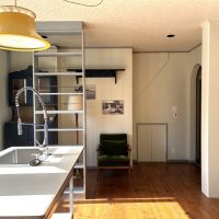 藤沢市辻堂東海岸四丁目の賃貸物件/キッチンの上のランプは、オーナーがネットで探し続けてゲットしたもの。カッコいい