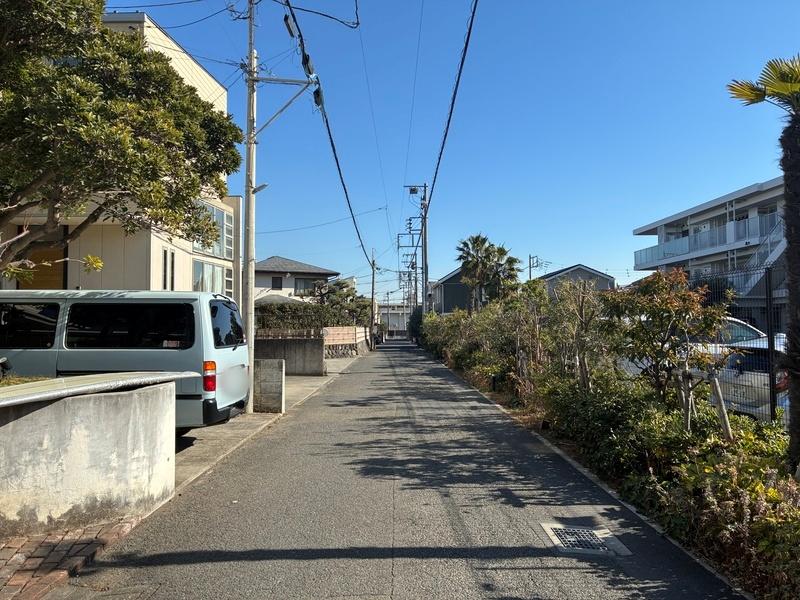 藤沢市辻堂東海岸四丁目の賃貸物件/前面道路。道が細いことが多い湘南エリアでは珍しい道幅かも
