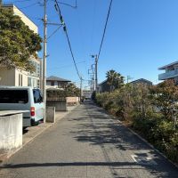 藤沢市辻堂東海岸四丁目の賃貸物件/前面道路。道が細いことが多い湘南エリアでは珍しい道幅かも
