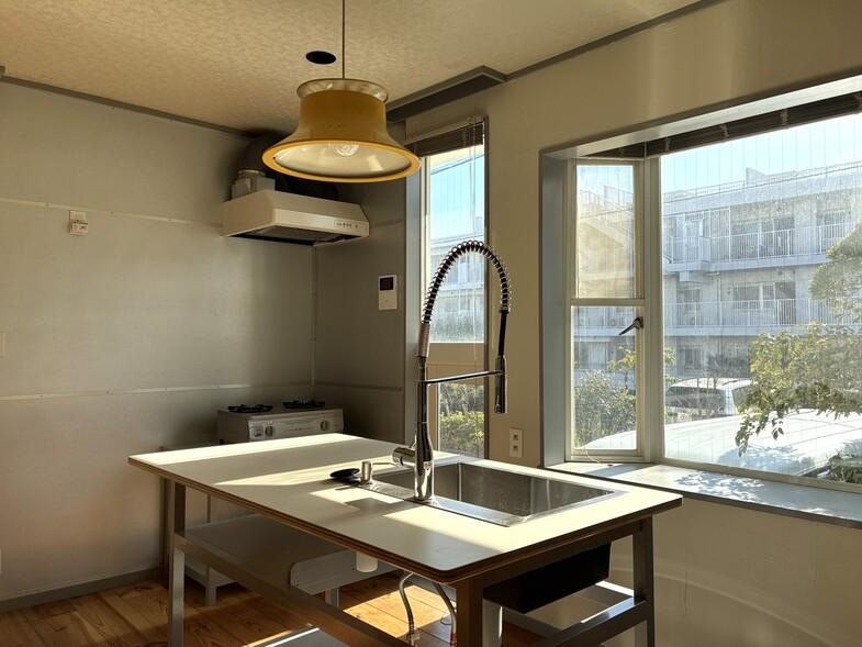 藤沢市辻堂東海岸四丁目の賃貸物件/南向きの窓は出窓になっていて、これがまた可愛いのです