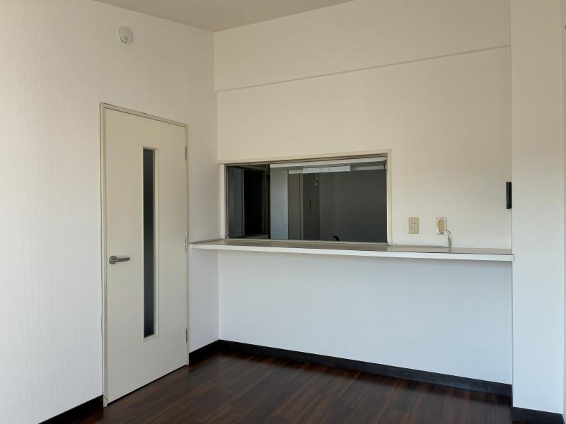 藤沢市辻堂六丁目の賃貸物件/リビングダイニング｜カウンターに高めのチェアを置いて、ダイニングのスペースを節約。その分リビングを広く取っても良いと思います