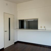 藤沢市辻堂六丁目の賃貸物件/リビングダイニング｜カウンターに高めのチェアを置いて、ダイニングのスペースを節約。その分リビングを広く取っても良いと思います