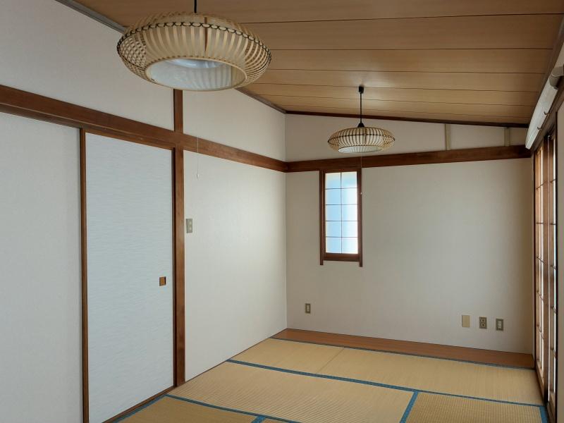 藤沢市辻堂六丁目の賃貸物件/和室｜空間に馴染む照明が備え付けです