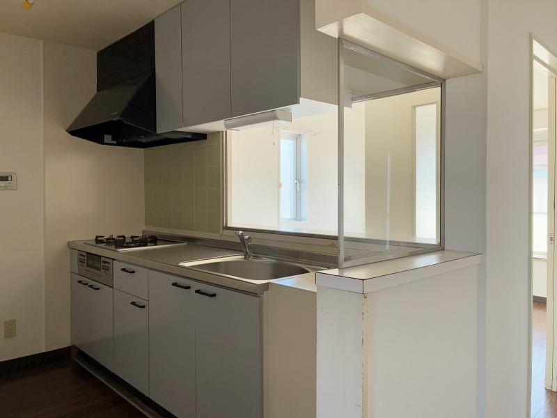 藤沢市辻堂六丁目の賃貸物件/キッチン｜カウンター付きで嬉しい。広々としています