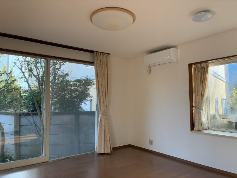 鎌倉市材木座三丁目の賃貸物件/LDK｜庭に面した窓は南東向き。2面採光なのが嬉しい