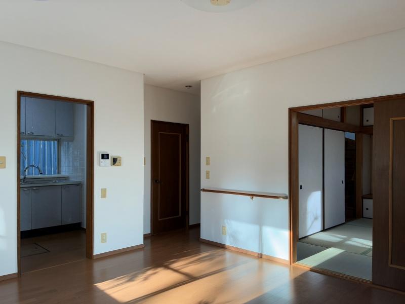 鎌倉市材木座三丁目の賃貸物件/LDK｜反対から見て。LDKと和室は引き戸で空間を分けることができます