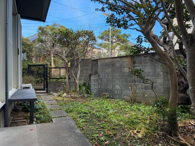 鎌倉市材木座三丁目の賃貸物件/庭｜この時期は山茶花の花がきれいに咲いていました。四季のうつろいに期待してしまいます