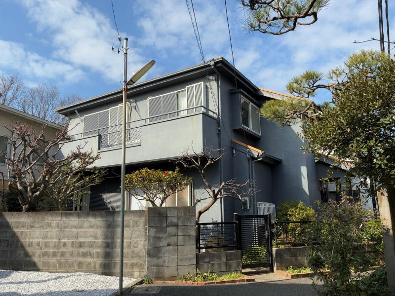 鎌倉市材木座三丁目の賃貸物件/外観｜細い路地をくねくね進んだ先に、くすみブルーの隠れ家がひっそりと