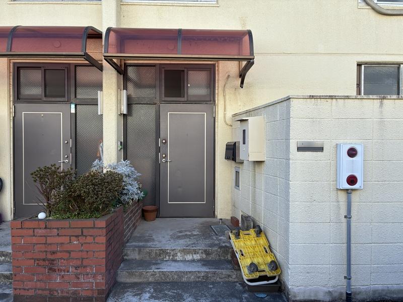 藤沢市辻堂東海岸三丁目の売買物件/玄関まわり。右手に倉庫があります