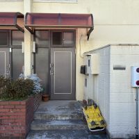 藤沢市辻堂東海岸三丁目の売買物件/玄関まわり。右手に倉庫があります