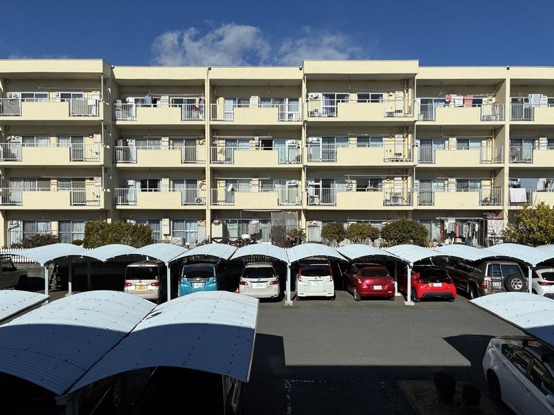 藤沢市辻堂東海岸三丁目の売買物件/北側の洋室からの眺望は、敷地内の別の棟