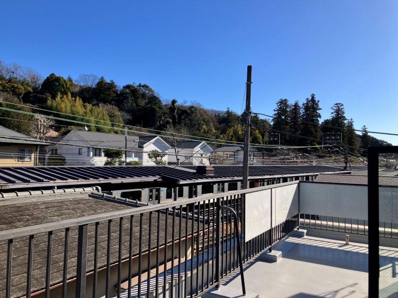 鎌倉市山ノ内の賃貸物件/いい一日は、いい朝から。朝日が気持ちいいバルコニーからは、北鎌倉駅のホームも、横須賀線も見えます。声をかければ届く近さ。