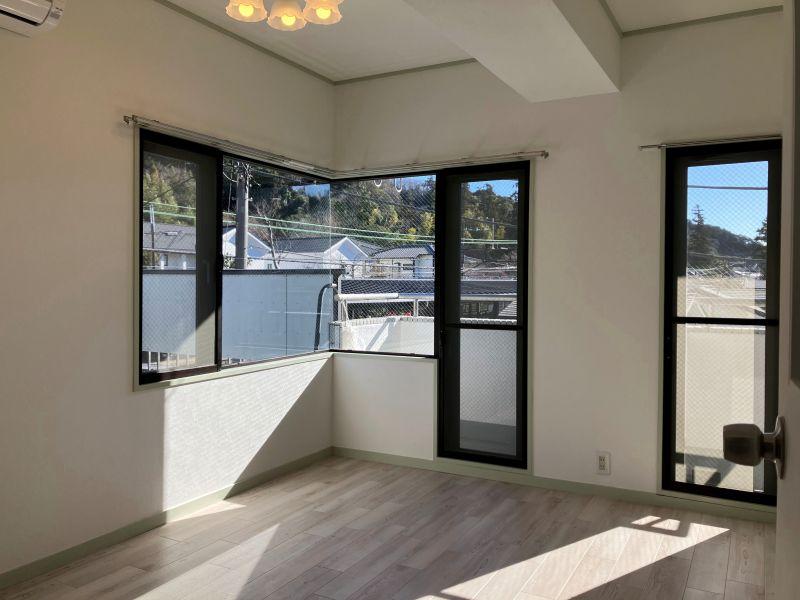 鎌倉市山ノ内の賃貸物件/洋室（6帖）｜東向きのコーナーガラスと、バルコニーに出る扉があります。日当たりがよく、暖かい。