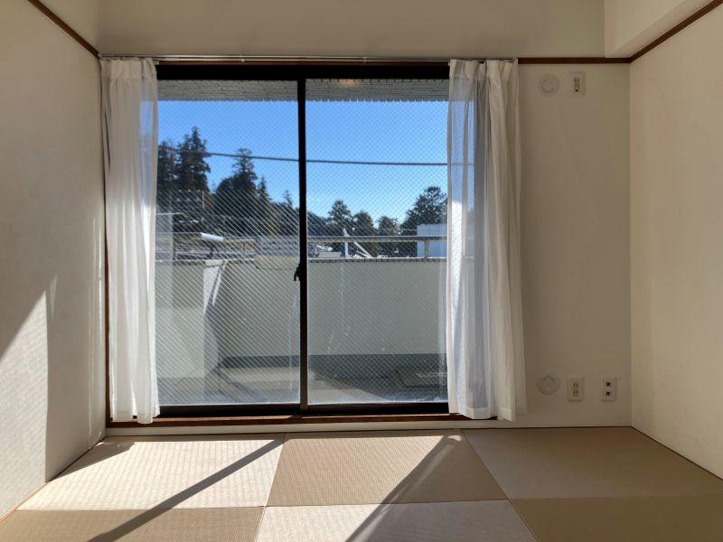 鎌倉市山ノ内の賃貸物件/和室（6畳）｜フチなしスクエア畳敷の素敵な和室。こちらも爽やかな朝日がさんさんと。