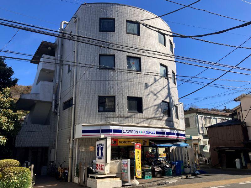 鎌倉市山ノ内の賃貸物件/外観｜1階には北鎌倉の救世主であるコンビニが。