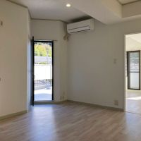 鎌倉市山ノ内の賃貸物件/DK｜真ん中のドアからバルコニーへ。