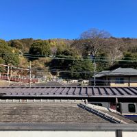 鎌倉市山ノ内の賃貸物件/バルコニーからの眺望｜中央の屋根は駅のホームの屋根です。その向こうに、お寺の山が見えます。