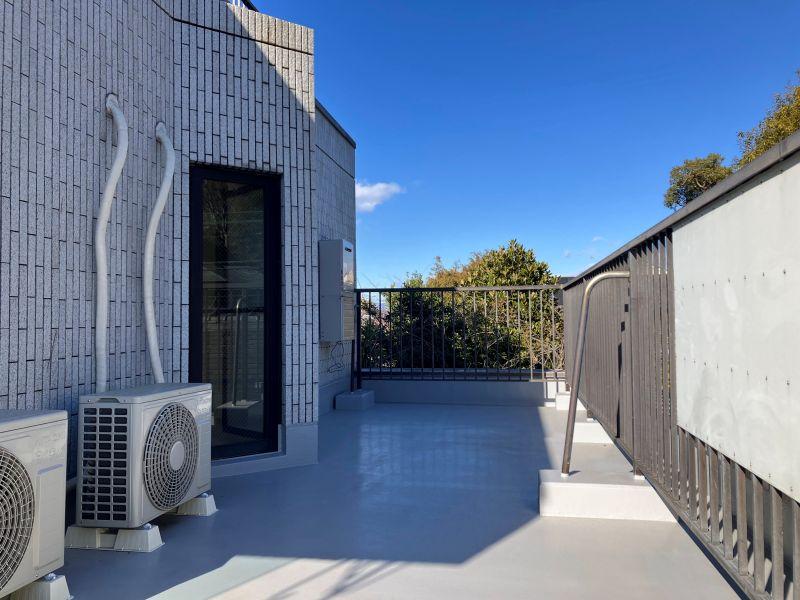 鎌倉市山ノ内の賃貸物件/バルコニー｜北東向きです。この広さをどう使おうか。