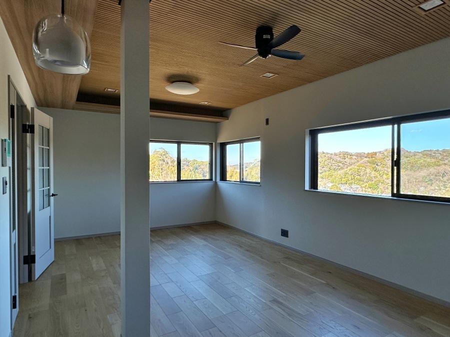 鎌倉市笛田六丁目の売買物件/リビング｜窓からの眺望はハイキング途中の一コマを切り取ったかのようでした