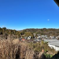 鎌倉市笛田六丁目の売買物件/リビングからの眺望｜季節によって表情を変えてくれそうな山並み