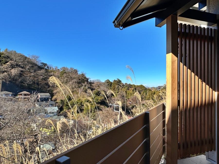 鎌倉市笛田六丁目の売買物件/玄関手前｜坂と階段を登った後なので、ここに辿り着くと軽い達成感