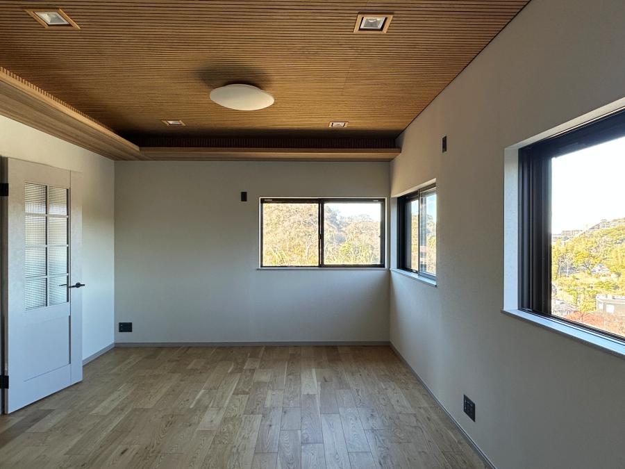 鎌倉市笛田六丁目の売買物件/リビング｜たとえば腰窓を掃き出し窓に変更してウッドデッキを設けるのはどうでしょう