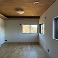 鎌倉市笛田六丁目の売買物件/リビング｜たとえば腰窓を掃き出し窓に変更してウッドデッキを設けるのはどうでしょう