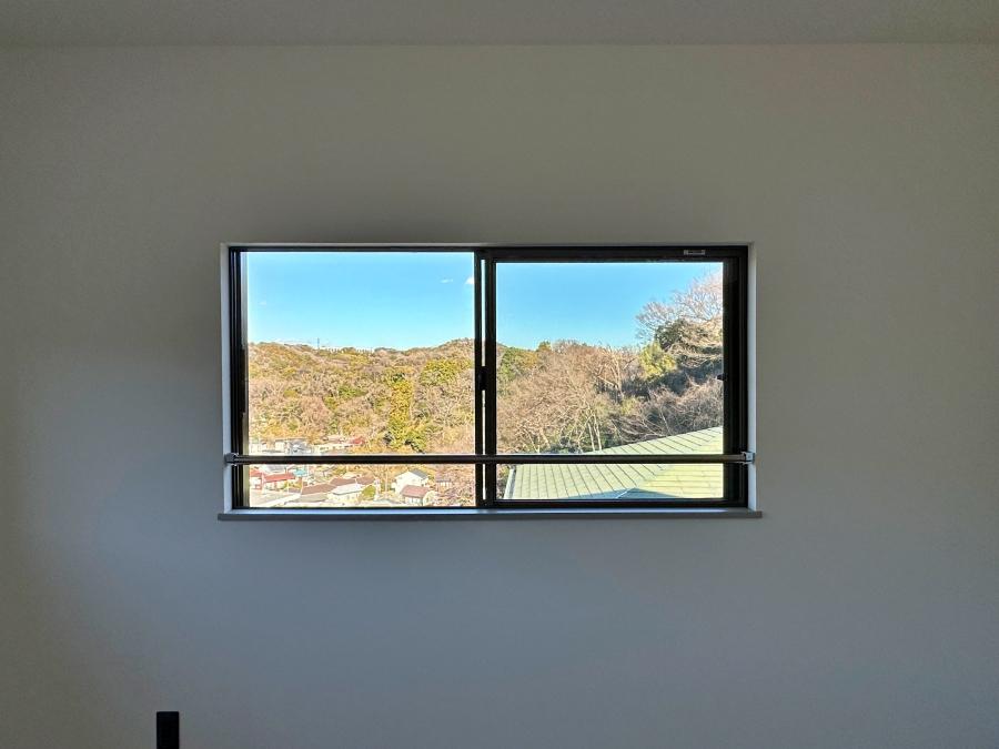 鎌倉市笛田六丁目の売買物件/2階洋室その2からの眺望｜窓枠のアートのようです