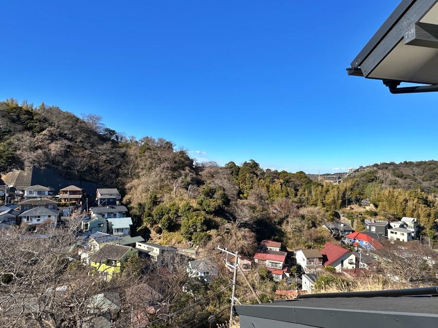 鎌倉市笛田六丁目の売買物件/2階洋室その3からの眺望｜こちらは対面の山が近いので斜面に建つ家並みも楽しめます