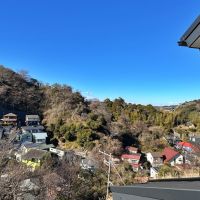 鎌倉市笛田六丁目の売買物件/2階洋室その3からの眺望｜こちらは対面の山が近いので斜面に建つ家並みも楽しめます