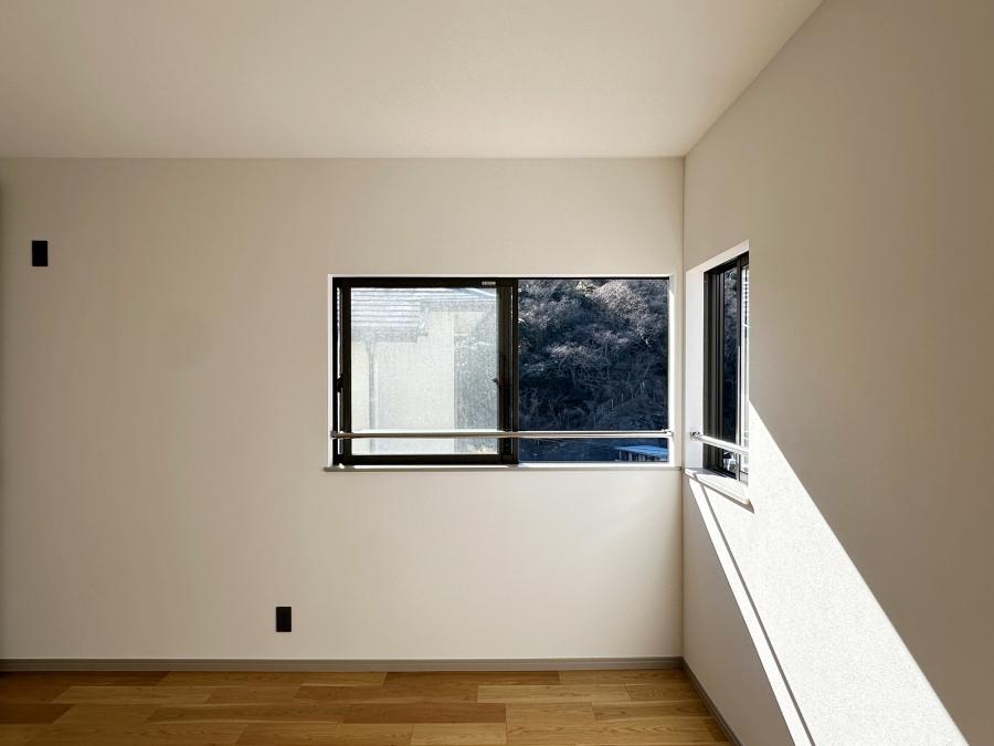 鎌倉市笛田六丁目の売買物件/2階洋室その3からの眺望｜コーナーに窓が配置されています