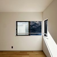 鎌倉市笛田六丁目の売買物件/2階洋室その3からの眺望｜コーナーに窓が配置されています