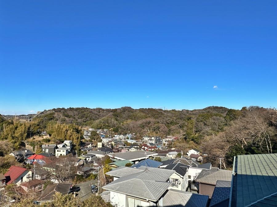 鎌倉市笛田六丁目の売買物件/2階洋室その2からの眺望｜期待以上の眺望は目線は向こう側の山と同じか少し高いくらい