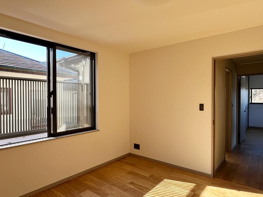 鎌倉市笛田六丁目の売買物件/2階洋室その1｜こちらの部屋は山に面していない隣の家ビュー