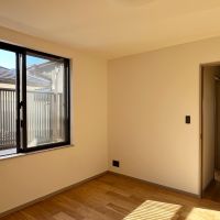 鎌倉市笛田六丁目の売買物件/2階洋室その1｜こちらの部屋は山に面していない隣の家ビュー