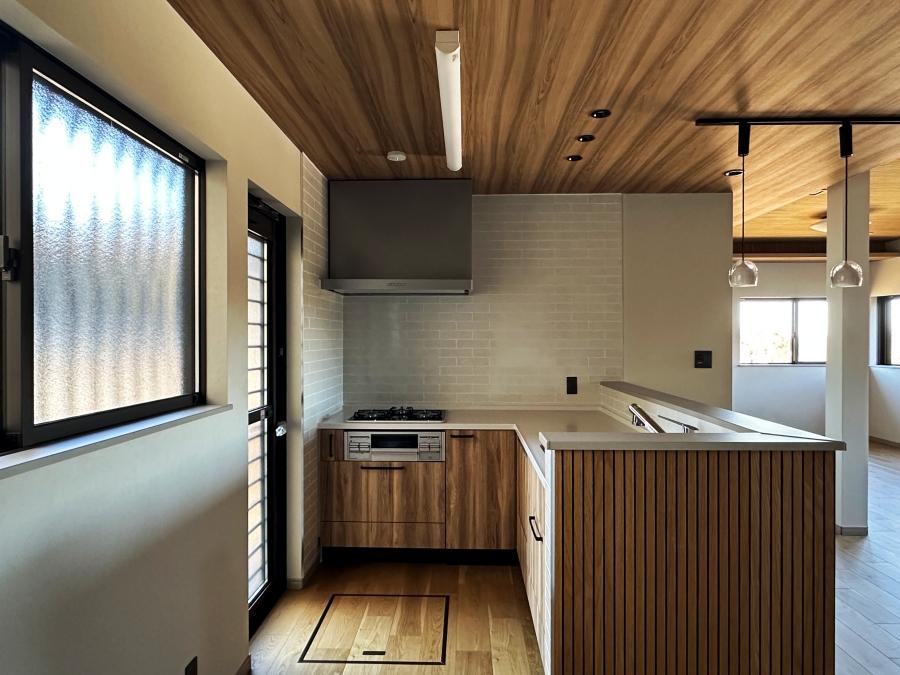 鎌倉市笛田六丁目の売買物件/キッチン｜木のルーバーがいい味を出しています