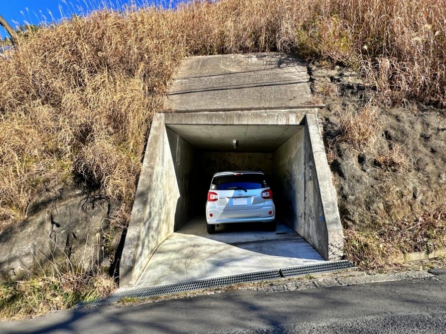 鎌倉市笛田六丁目の売買物件/駐車スペース｜幅約3m、奥行き約7m。車幅のある車は駐車に少し手こずるかもしれません