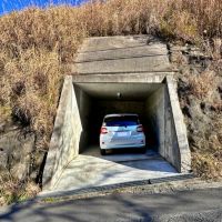 鎌倉市笛田六丁目の売買物件/駐車スペース｜幅約3m、奥行き約7m。車幅のある車は駐車に少し手こずるかもしれません