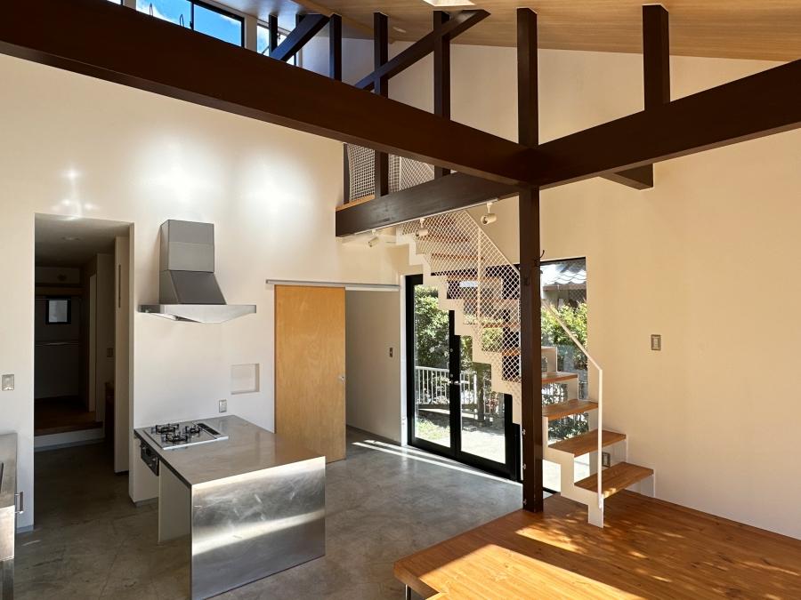 藤沢市片瀬三丁目の売買物件/リビングダイニング｜ほぼ三角形の室内はやはり三角形を感じる造りです