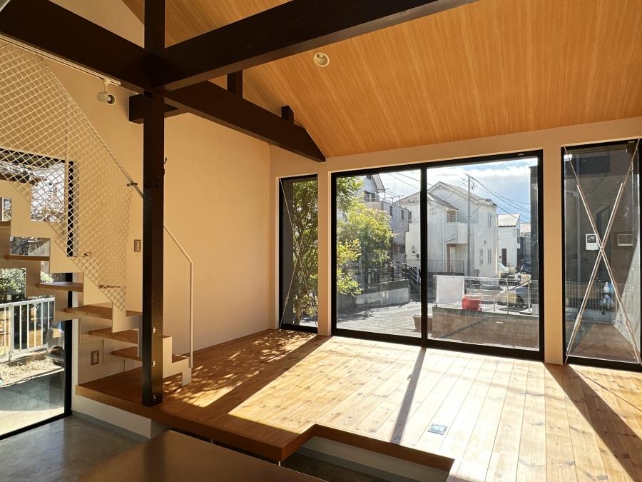 藤沢市片瀬三丁目の売買物件/リビング｜角を切り取ったようなワイドな窓から陽射しが入り込んできます