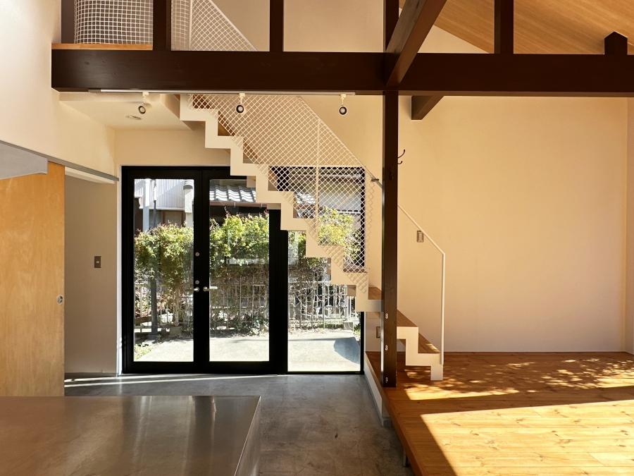 藤沢市片瀬三丁目の売買物件/リビングダイニング｜玄関ドアを開けてすぐにリビングダイニング。普通の家という感じがしません