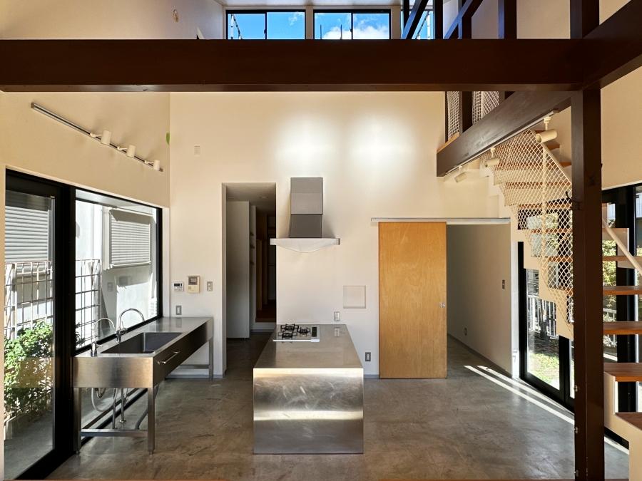 藤沢市片瀬三丁目の売買物件/ダイニング｜ステンレスのキッチンと土間の組み合わせがいい