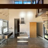 藤沢市片瀬三丁目の売買物件/ダイニング｜ステンレスのキッチンと土間の組み合わせがいい