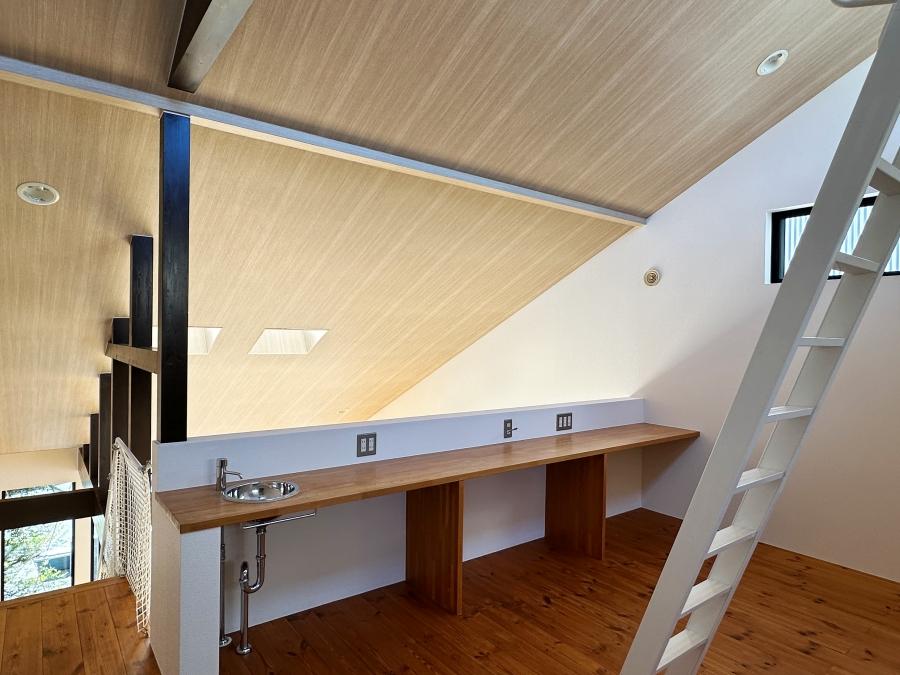 藤沢市片瀬三丁目の売買物件/2階スペース｜5人くらいがまとめて座れそうな長いカウンター