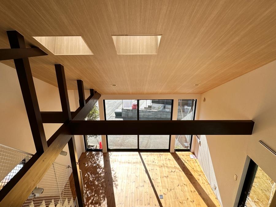 藤沢市片瀬三丁目の売買物件/2階から見下ろす｜勾配天井から光が上ってくるようです