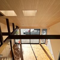 藤沢市片瀬三丁目の売買物件/2階から見下ろす｜勾配天井から光が上ってくるようです