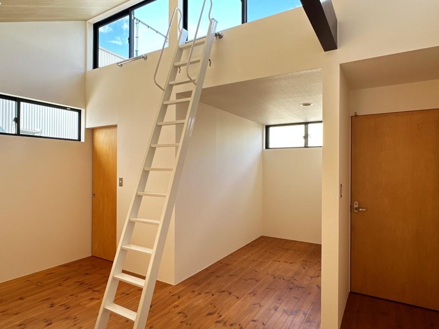 藤沢市片瀬三丁目の売買物件/2階スペース｜ハシゴを使ってルーフバルコニーに出ることもできます。ただ窓が小さくて出入りがやや困難