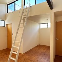 藤沢市片瀬三丁目の売買物件/2階スペース｜ハシゴを使ってルーフバルコニーに出ることもできます。ただ窓が小さくて出入りがやや困難