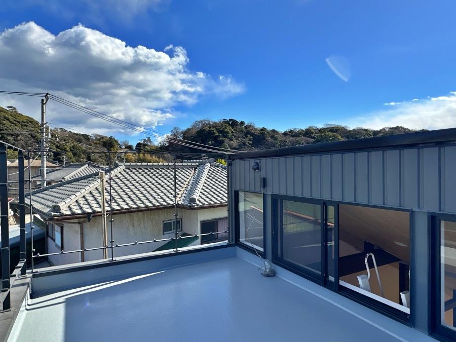 藤沢市片瀬三丁目の売買物件/ルーフバルコニー｜広さはありますが出入りにやや難あり