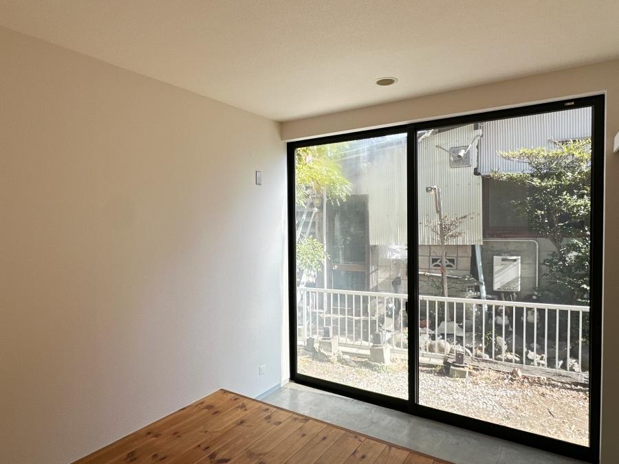 藤沢市片瀬三丁目の売買物件/1階洋室｜窓も大きい